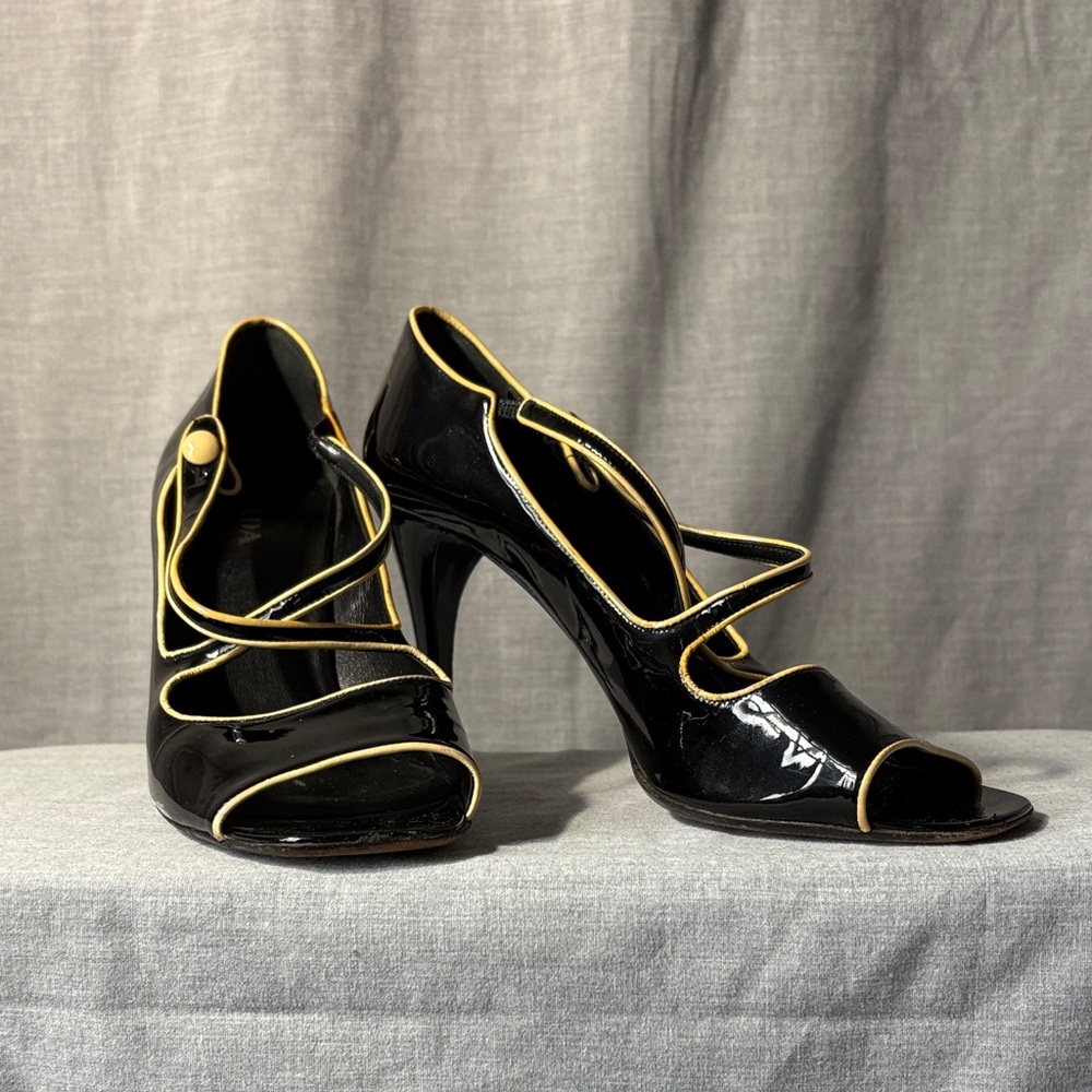 Prada - Peep-Toe black patent leather Mary-Jane heels - Vintage!